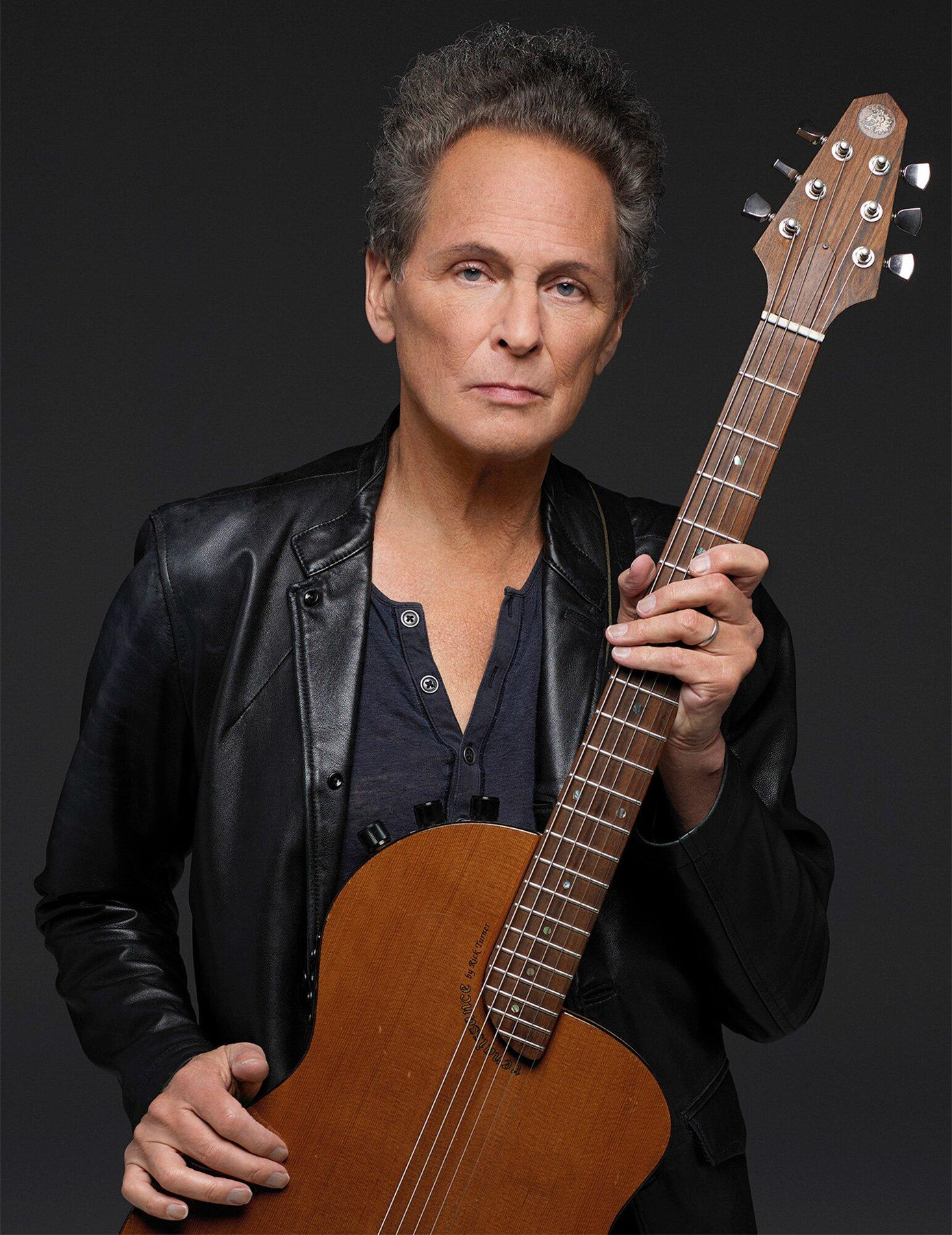 Ngôi sao 73 tuổi Lindsey Buckingham giữ hạng 7 với 100 triệu USD.