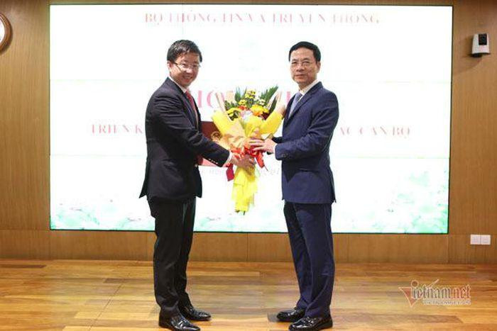 Bộ trưởng Nguyễn Mạnh Hùng trao quyết định cho tân Chánh thanh tra Bộ TT&amp;TT Bùi Hoàng Phương. Ảnh: VNN