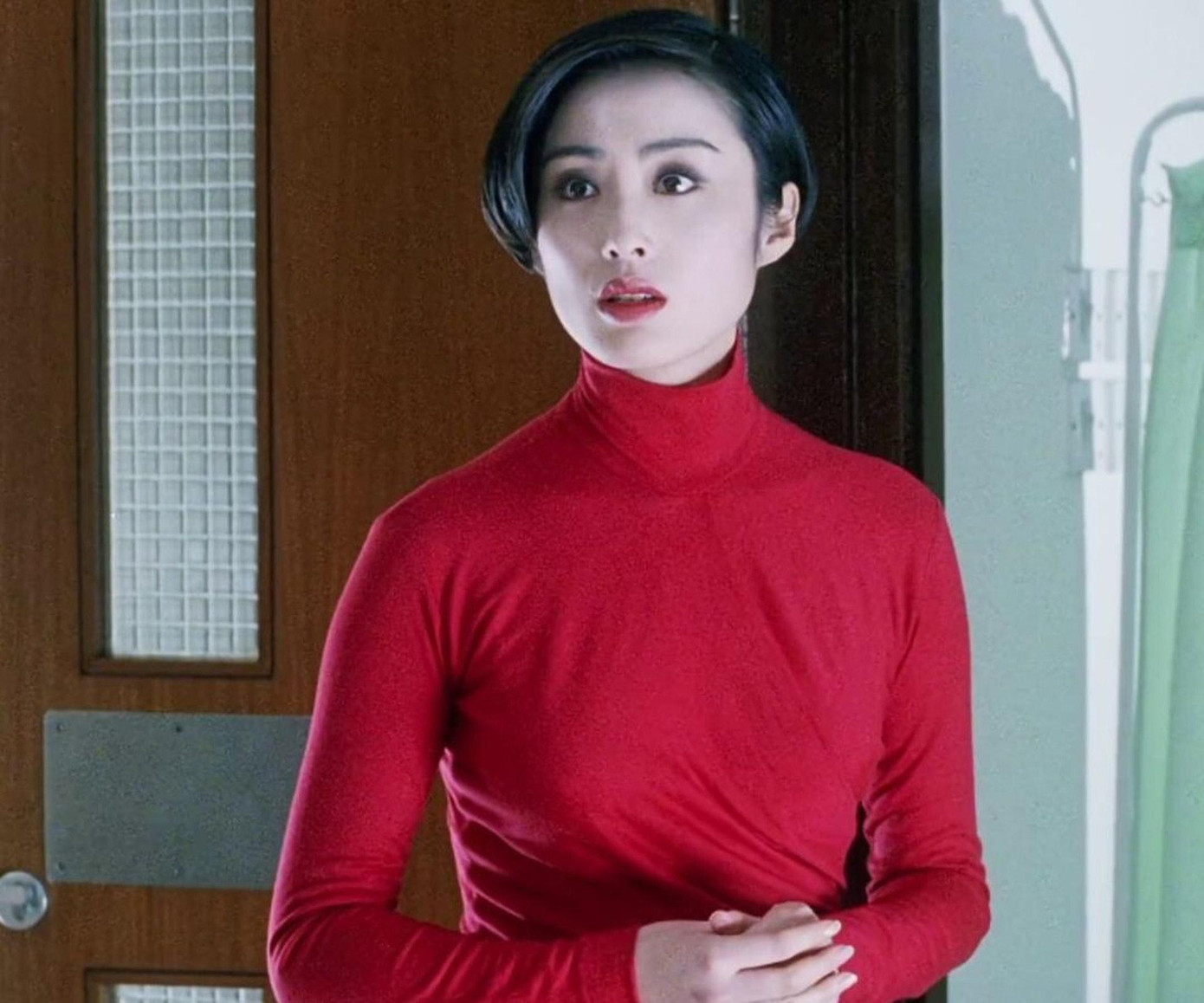 Lớn lên, cô đỗ vào lớp đào tạo diễn viên của đài ATV. Năm 1986, khi cô đang phát tờ rơi quảng bá cho Hoa hậu Hong Kong, tình cờ được bà Trần Lam, vợ của “ông trùm Hong Kong” Hướng Hoa Cường, phát hiện và gia nhập công ty. Cô là diễn viên đầu tiên của công ty Hướng Hoa Cường.