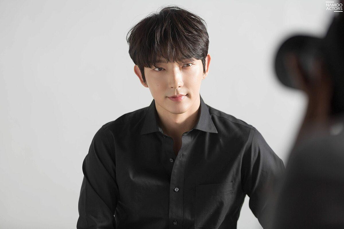 Lee Jun Ki nhận được hơn 135.000 phiếu bầu, đứng thứ 6. Anh nổi tiếng với gương mặt &quot;đẹp hơn hoa&quot; và vẻ ngoài &quot;bất biến&quot; theo thời gian.