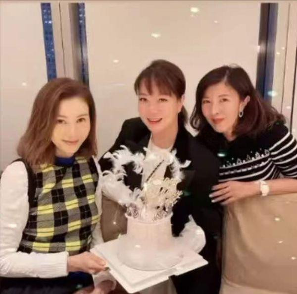 Lý Gia Hân lộ diện sau khi suýt chết vào tuần trước. Lý Gia Hân lộ diện sau khi suýt chết vào tuần trước.