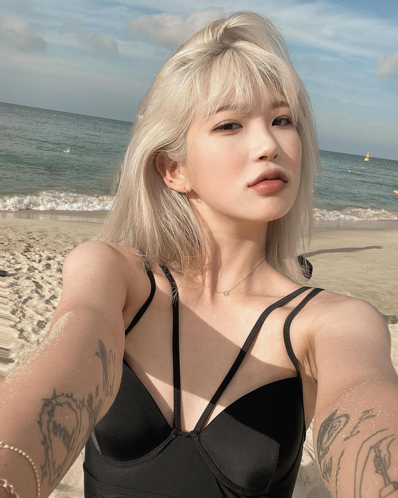 Bên cạnh đó, theo con gái minh tinh xấu số Choi Jin Sil, trang điểm và phần mềm chụp ảnh cũng góp phần giúp cô trông xinh đẹp hơn. Cô tiết lộ có kế hoạch sửa mũi do bị thương trong lúc đá bóng.