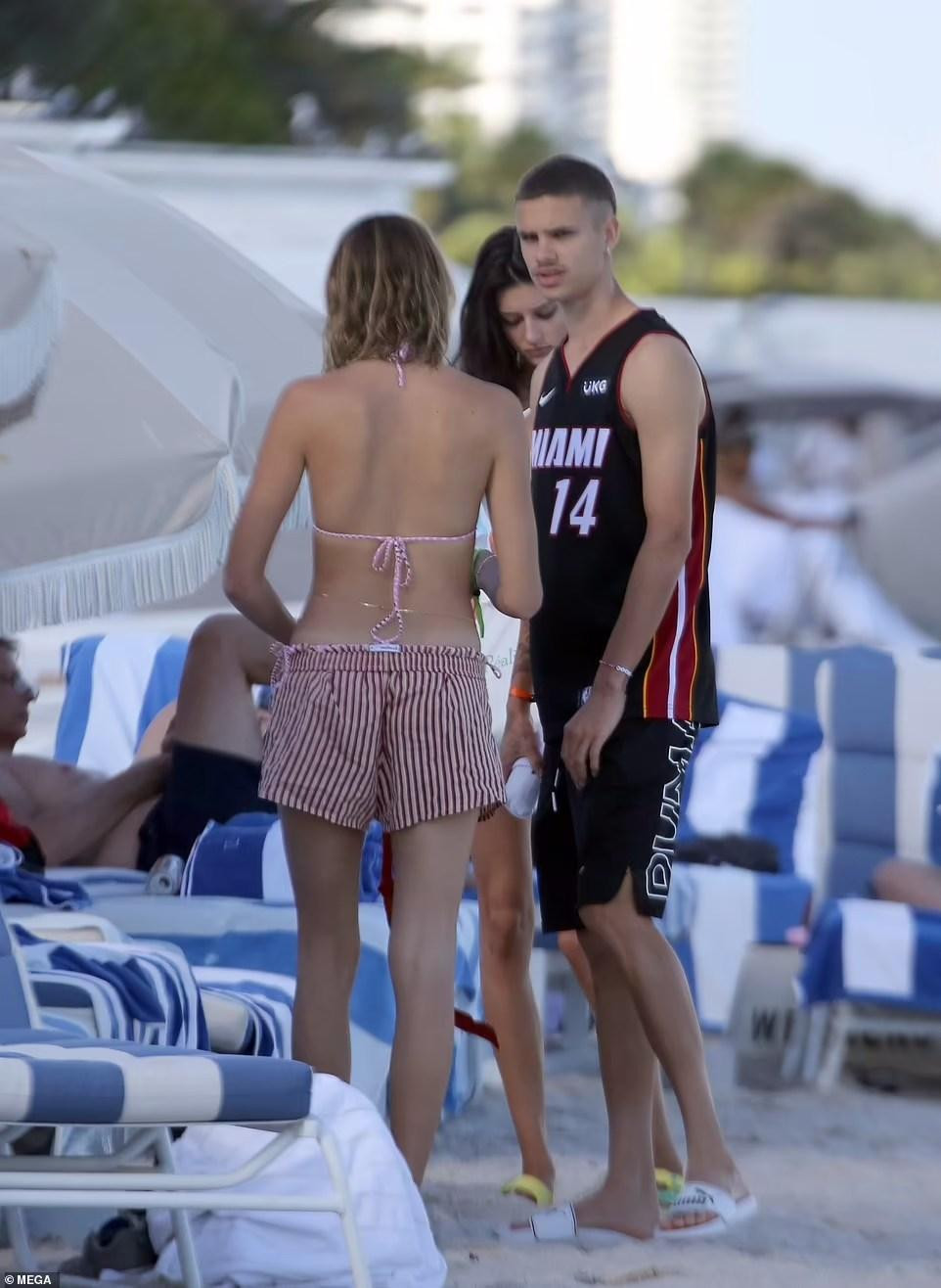 Cặp đôi bằng tuổi cân xứng về chiều cao và vóc dáng.