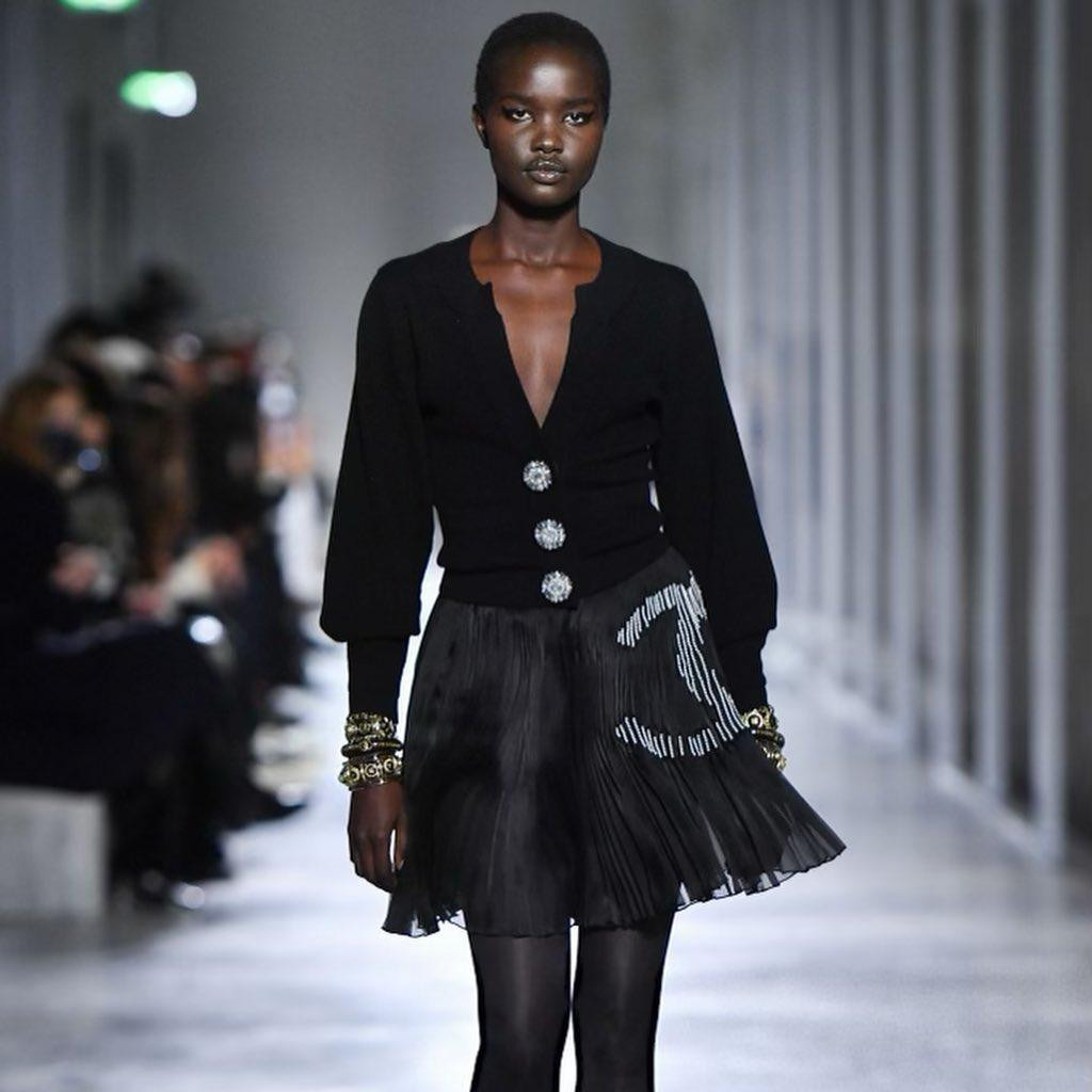 Akon Changkou (24 tuổi) cũng là người Úc gốc Nam Sudan. Cô bắt đầu nổi danh trong làng thời trang thế giới vài năm gần đây. Cô được xếp vào danh sách những tân binh hàng đầu của năm 2020. Cô từng hợp tác với nhiều thương hiệu cao cấp như Louvre, Versace và Chanel.