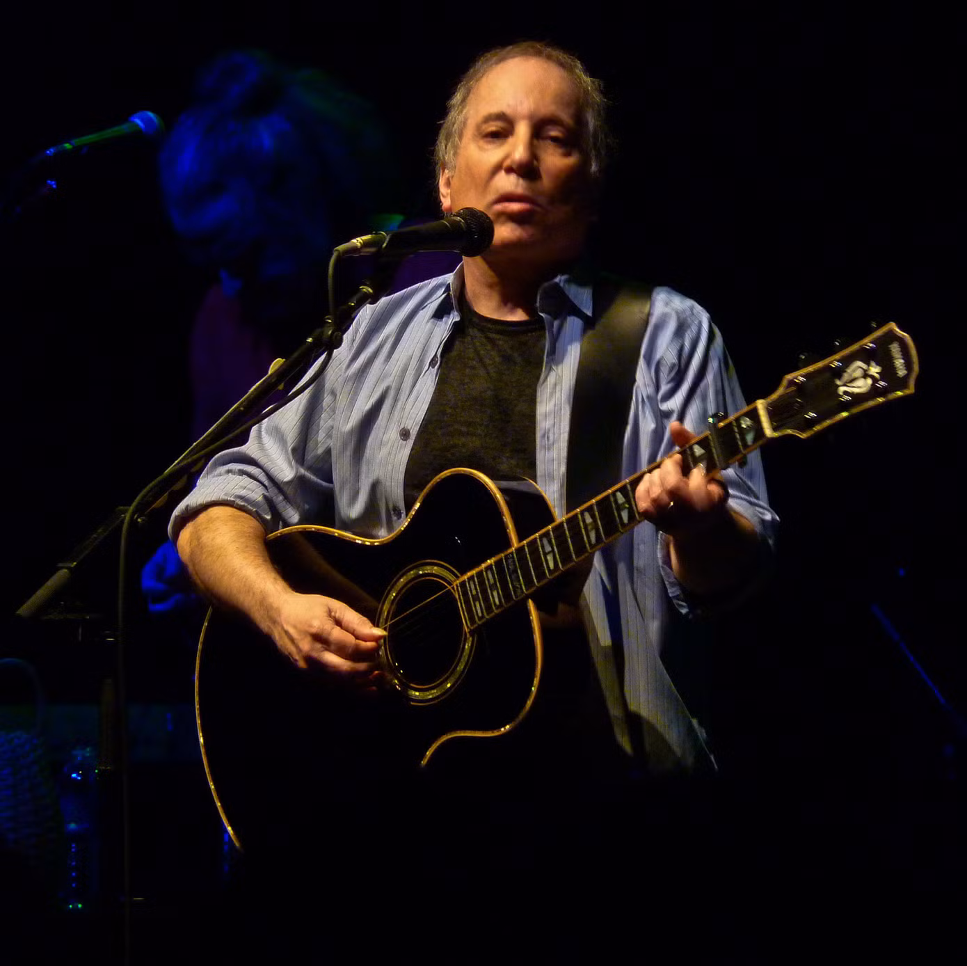Nam nghệ sĩ gạo cội Paul Simon cũng kiếm bộn tiền nhờ ký hợp đồng với Sony.
