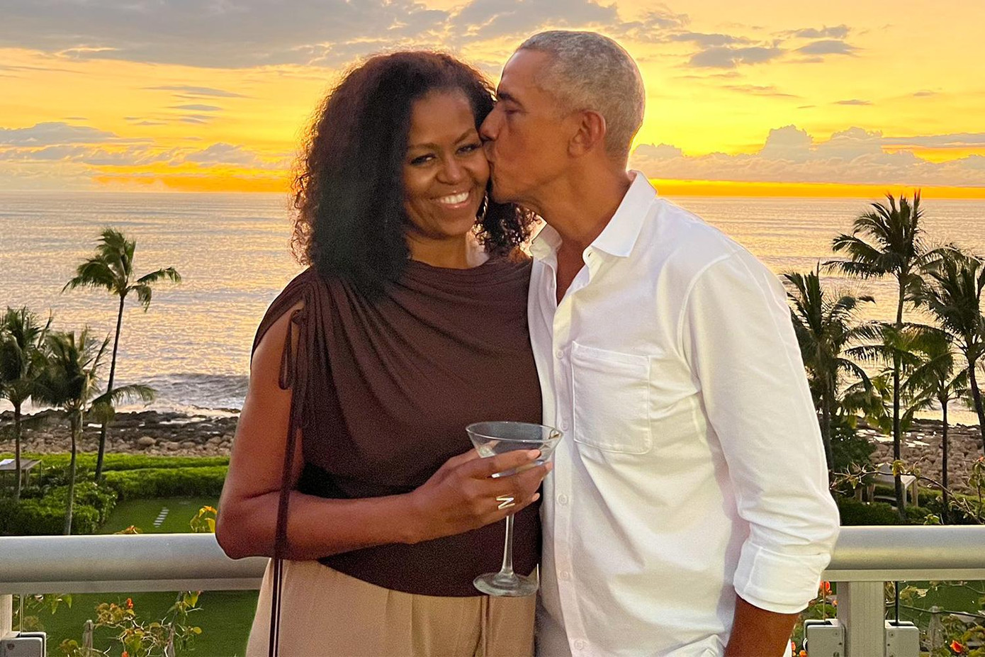 Ông Obama đăng ảnh chụp ở Hawaii chúc vợ đón tuổi mới.