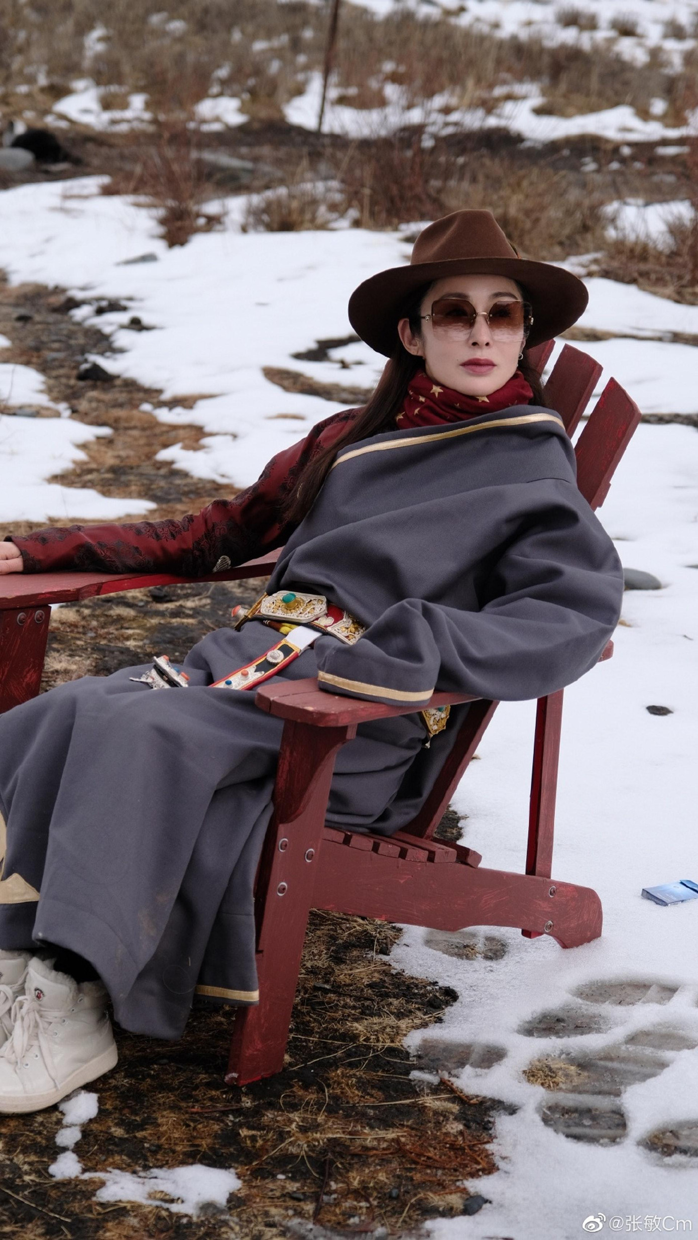 Năm 1999, cô đến với Uông Vũ - một trong những &quot;Từ thiếu kinh thành&quot; khét tiếng Bắc Kinh, kém cô 5 tuổi. Mặn nồng chưa được bao lâu, Trương Mẫn bị tình trẻ &quot;đá&quot; vì lỡ say mê &quot;Én nhỏ&quot; Triệu Vy.