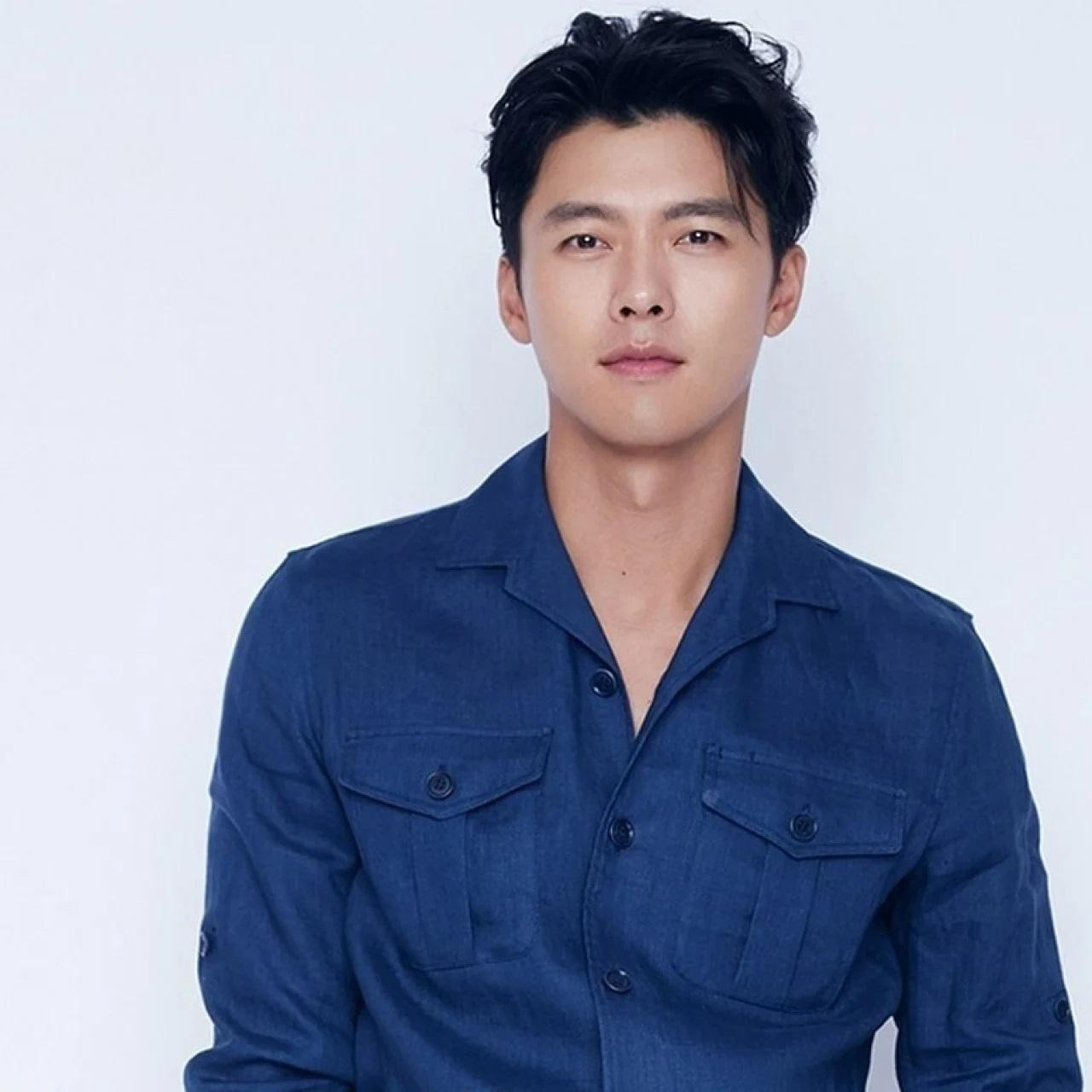 Với hơn 165.000 phiếu bầu, tài tử &quot;Hạ cánh nơi anh&quot; Hyun Bin xếp hạng 5. Anh được yêu thích nhờ vẻ ngoài nam tính, rắn rỏi và nụ cười má lúm đồng tiền.
