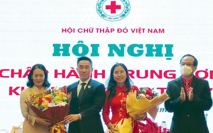 Thường trực Trung ương Hội Chữ thập đỏ Việt Nam chúc mừng Chủ tịch Bùi Thị Hòa (bìa trái) và Phó Chủ tịch Huỳnh Thị Xuân Lam. Ảnh: PNVN Thường trực Trung ương Hội Chữ thập đỏ Việt Nam chúc mừng Chủ tịch Bùi Thị Hòa (bìa trái) và Phó Chủ tịch Huỳnh Thị Xuân Lam. Ảnh: PNVN