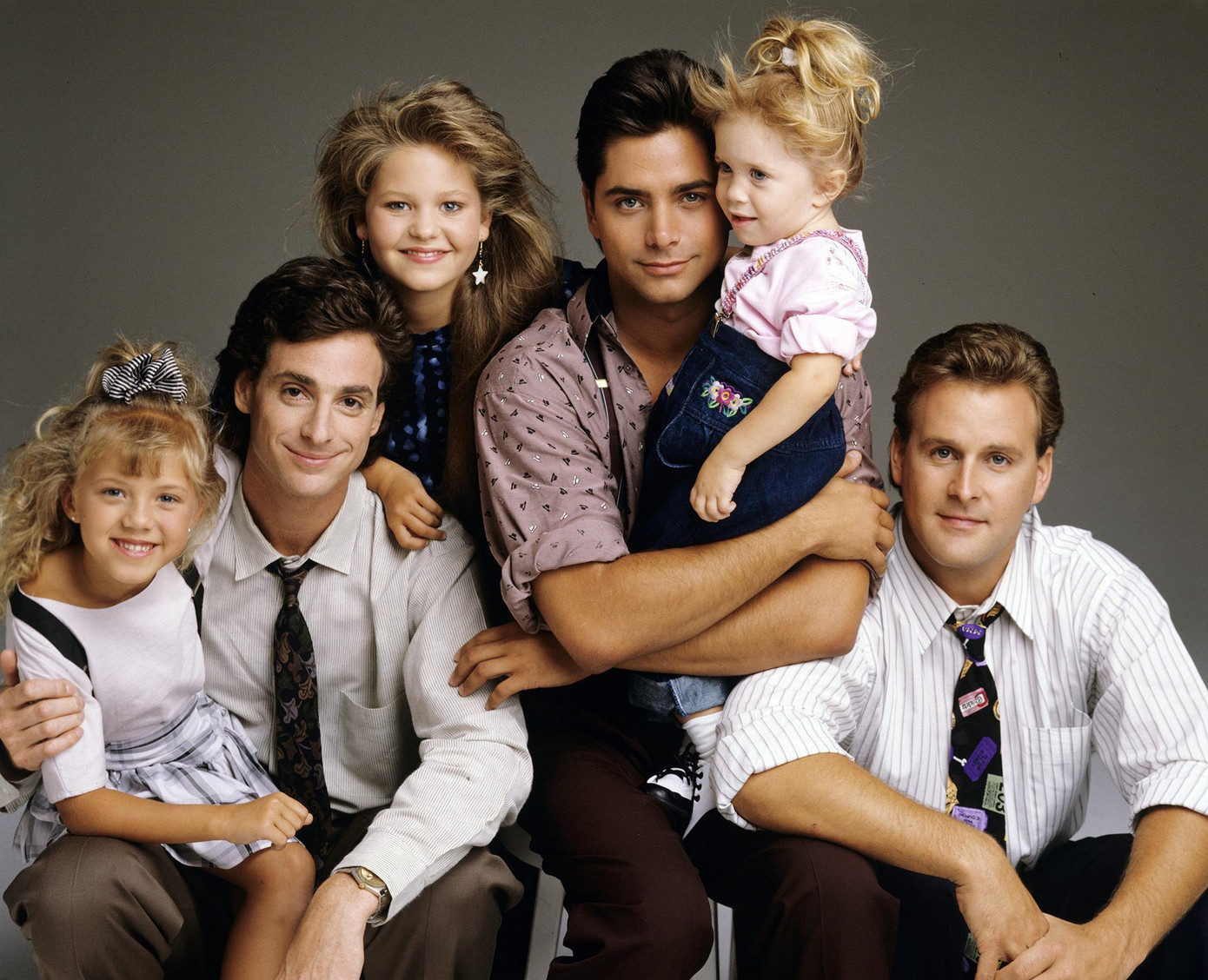 Bob Saget (áo tím) nổi tiếng nhờ loạt phim "Full House". Bob Saget (áo tím) nổi tiếng nhờ loạt phim "Full House".