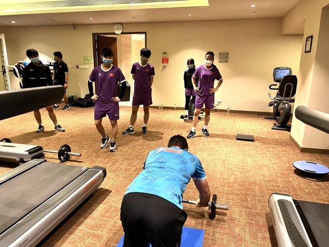 Sáng cùng ngày, tuyển nữ Việt Nam tập thể lực dưới sự hướng dẫn của chuyên gia Cedric Roger. Trong một giờ đồng hồ, các cầu thủ tập các bài để lấy lại cảm giác vận động, làm nóng cơ sau thời gian không tập luyện. Sáng cùng ngày, tuyển nữ Việt Nam tập thể lực dưới sự hướng dẫn của chuyên gia Cedric Roger. Trong một giờ đồng hồ, các cầu thủ tập các bài để lấy lại cảm giác vận động, làm nóng cơ sau thời gian không tập luyện.