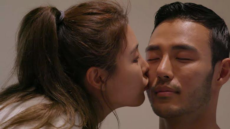 So Yeon hôn má Jin Taek. So Yeon hôn má Jin Taek.