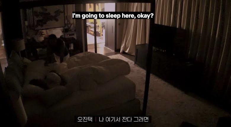 Jin Taek rất bất ngờ và liên tục hỏi xác nhận trước khi ngủ chung giường với người đẹp. Jin Taek rất bất ngờ và liên tục hỏi xác nhận trước khi ngủ chung giường với người đẹp.