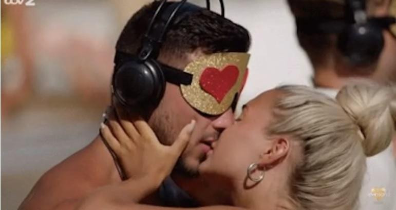 Trong các show hẹn hò phương Tây, cảnh ôm hôn tràn ngập màn hình. Trong các show hẹn hò phương Tây, cảnh ôm hôn tràn ngập màn hình.