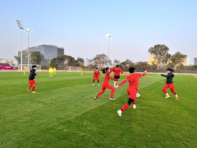 Do không đủ lực lượng, tuyển nữ Việt Nam khó lòng triển khai các bài chiến thuật. Họ chỉ có thể đá ma để duy trì cảm giác bóng. Do không đủ lực lượng, tuyển nữ Việt Nam khó lòng triển khai các bài chiến thuật. Họ chỉ có thể đá ma để duy trì cảm giác bóng.