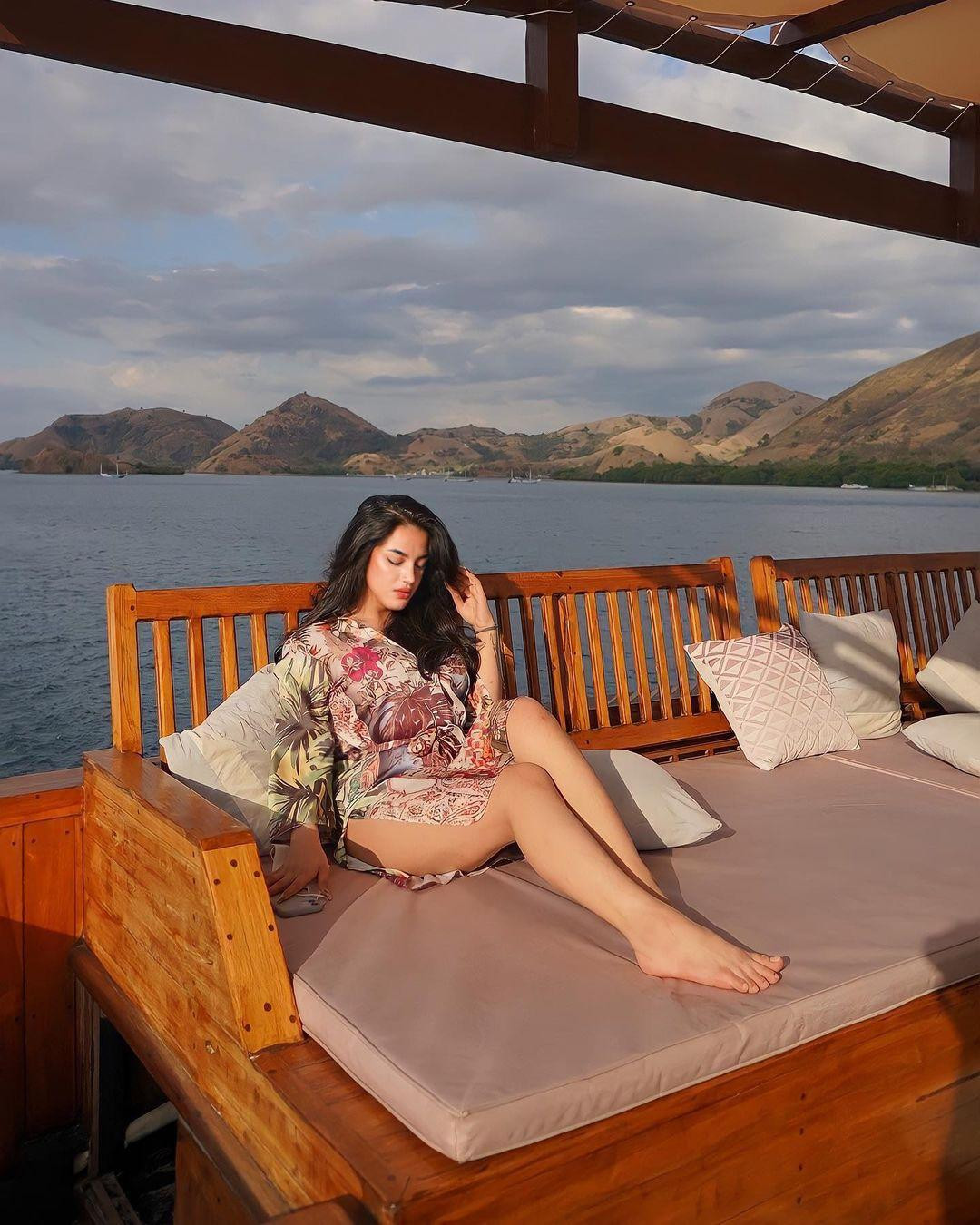 Cô thường xuyên khoe cuộc sống sang chảnh trên mạng xã hội. Cô thường xuyên khoe cuộc sống sang chảnh trên mạng xã hội.