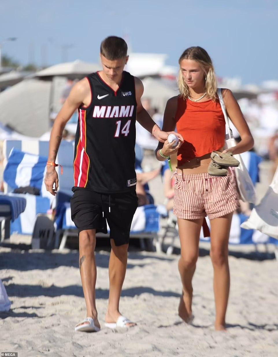 Chuyến đi chơi ở Miami diễn ra sau khi Romeo thông báo đã ký hợp đồng dài hạn với thương hiệu thể thao Puma. Với giá trị hợp đồng hơn 1,2 triệu bảng Anh, chàng trai 10x trở thành người con giàu nhất của vợ chồng Beckham.