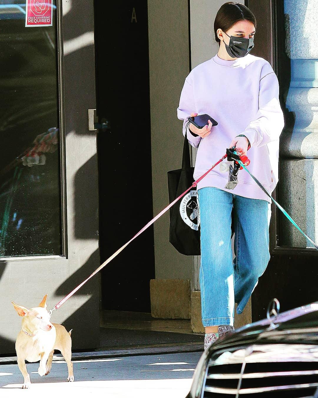 Phong cách thời trang của Suri thiên về những trang phục trẻ trung, thoải mái và nữ tính. Cô bé bị bắt gặp nhiều nhất trong set đồ gồm áo crop-top và quần jean cạp cao.