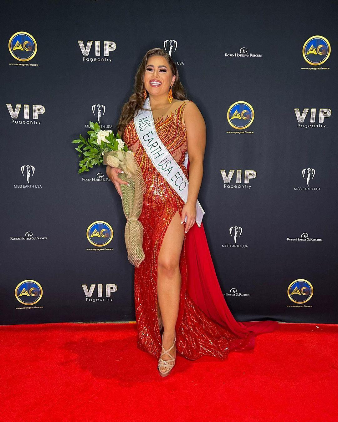 Trong Chung kết cuộc thi Hoa hậu Trái đất Mỹ (Miss Earth USA) 2022 diễn ra vào ngày 8/1 (giờ địa phương) ở Florida, Mỹ, bên cạnh chủ nhân vương miện Natalia Salmon, một người khác nhận được sự chú ý không kém của truyền thông và dư luận là Á hậu 4 Emma Loney.