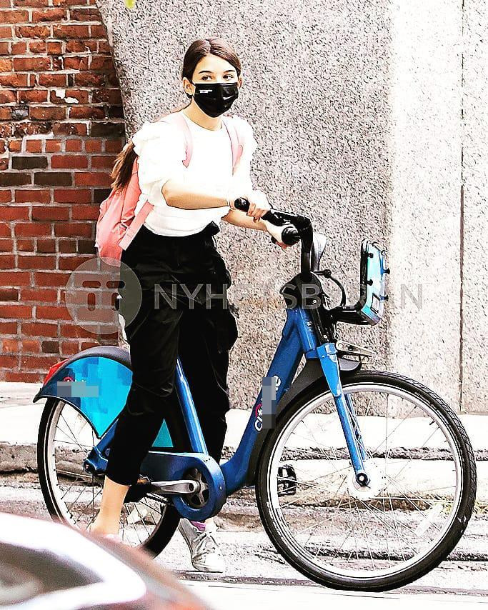 Trang phục của Suri không cầu kỳ, đôi lúc hơi xuề xòa, nhưng vẫn đảm bảo tôn được vóc dáng "trời cho".