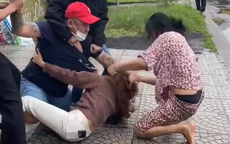 Cô gái bị đánh ghen trên quốc lộ 1. Ảnh cắt từ clip