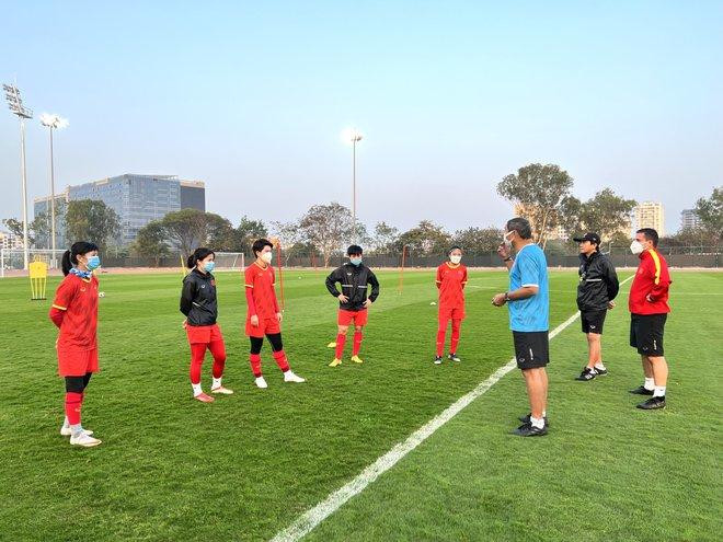 Hôm 17/1 (giờ địa phương), tuyển nữ Việt Nam vẫn ra sân tập dù còn 5 cầu thủ trên đất Ấn Độ. Trước đó, họ có một ngày được nghỉ ngơi tại phòng. HLV trưởng khuyên các cầu thủ phải luôn nỗ lực và không từ bỏ. Hôm 17/1 (giờ địa phương), tuyển nữ Việt Nam vẫn ra sân tập dù còn 5 cầu thủ trên đất Ấn Độ. Trước đó, họ có một ngày được nghỉ ngơi tại phòng. HLV trưởng khuyên các cầu thủ phải luôn nỗ lực và không từ bỏ.