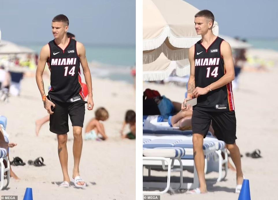 Trong khi đó, Romeo mặc đồ thể thao đen, với áo sát nách và quần lửng, đi kèm dép lê. Khác với người bố cơ bắp, chàng cầu thủ trẻ có ngoại hình cao gầy. Cao trên 1m80.