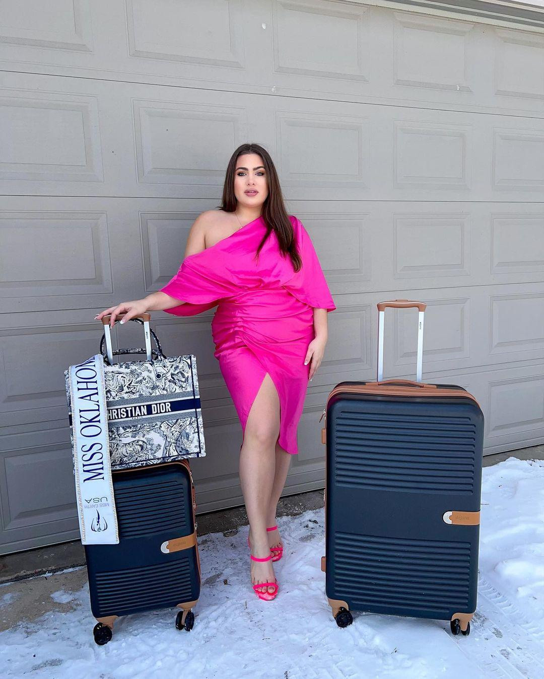 Emma Loney (24 tuổi) đến từ bang Visconsin. Cô cao 1m65 và sở hữu thân hình mũm mĩm. Đây không phải lần đầu Emma đại diện cho quê nhà tham gia Hoa hậu Trái đất Mỹ. Năm 2021, cô là thí sinh ngoại cỡ đầu tiên tham gia đấu trường sắc đẹp này và dừng chân ở Top 12.