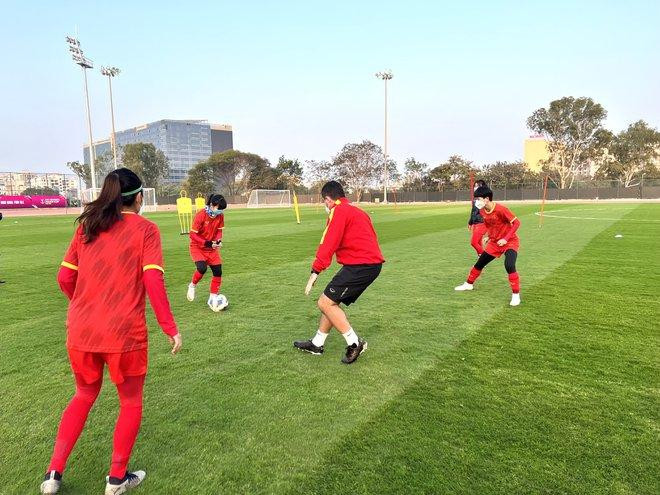 Thậm chí, trợ lý HLV cũng phải tham gia cùng các tuyển thủ nữ. Thậm chí, trợ lý HLV cũng phải tham gia cùng các tuyển thủ nữ.