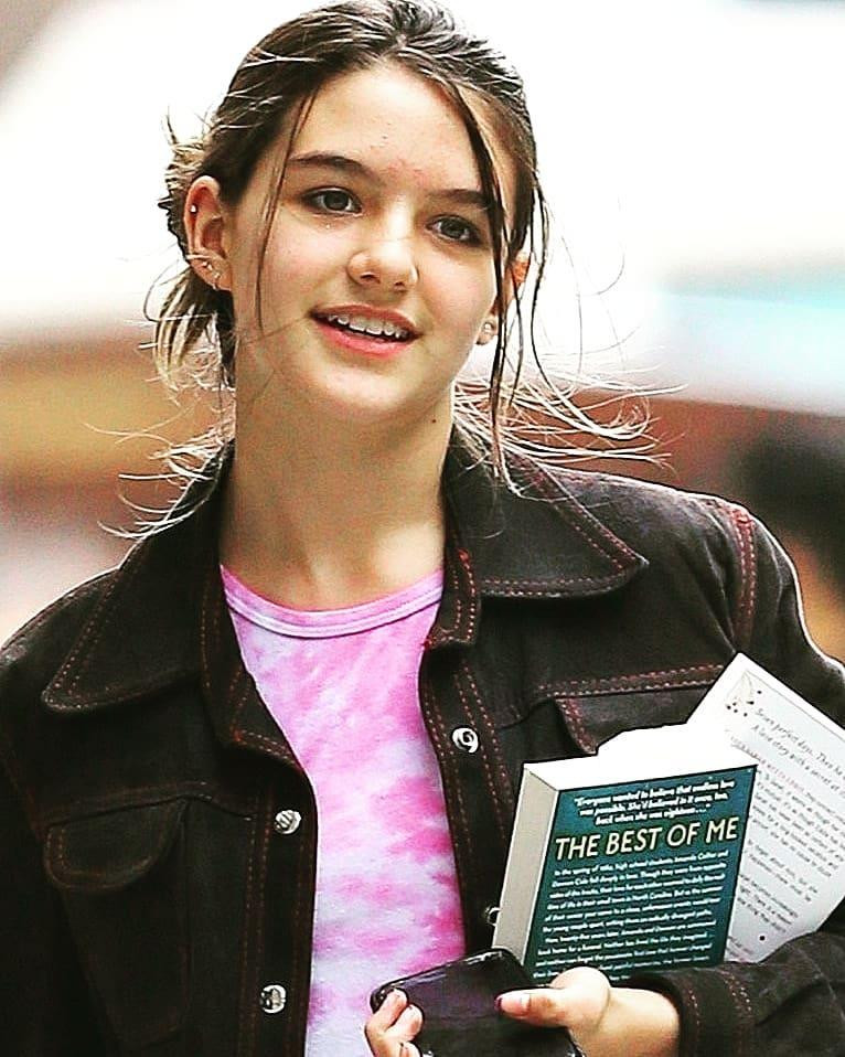 Lúc còn sống cùng bố mẹ, Suri nổi tiếng là "biểu tượng thời trang" nhí với những món đồ hàng hiệu đắt đỏ, gương mặt trang điểm không phù hợp lứa tuổi. Nhưng 10 năm qua sống với mẹ, cô bé lớn lên như mọi bé gái bình thường khác, trang phục giản dị, để mặt mộc và tươi cười nhiều hơn.