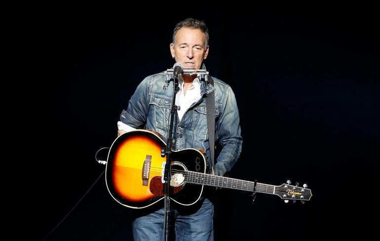 Huyền thoại nhạc rock Bruce Springsteen là nhạc sĩ kiếm nhiều tiền nhất năm 2021.