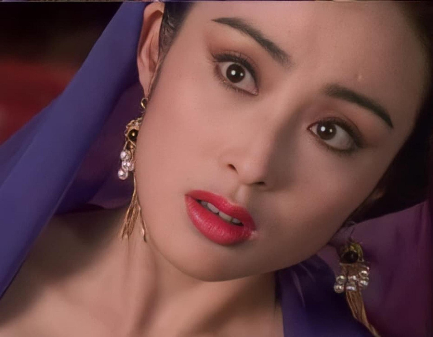 Trương Mẫn sinh năm 1968 tại Thượng Hải, Trung Quốc. Năm 11 tuổi, cô theo gia đình chuyển đến sinh sống ở Hong Kong (Trung Quốc). Từ nhỏ, Trương Mẫn đã nổi bật nhờ ngoại hình xinh xắn.