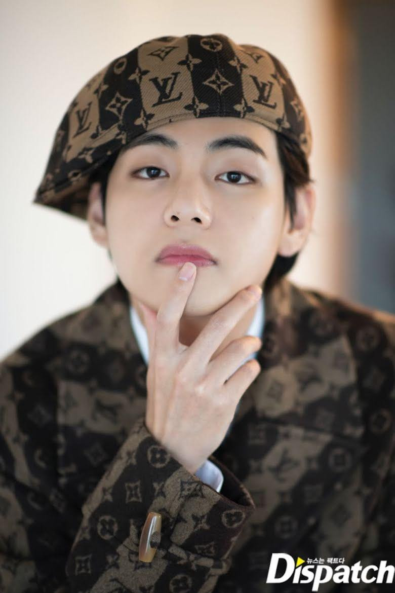 Thành viên cuối cùng của BTS có tên trong Top 10 là V, xếp hạng 8 với hơn 70.000 bình chọn. Hồi cuối tháng 12, anh được bình chọn là idol K-pop đẹp trai nhất theo bảng xếp hạng &quot;100 gương mặt điển trai nhất năm 2021&quot; của TC Candler (Mỹ), với hạng 3.