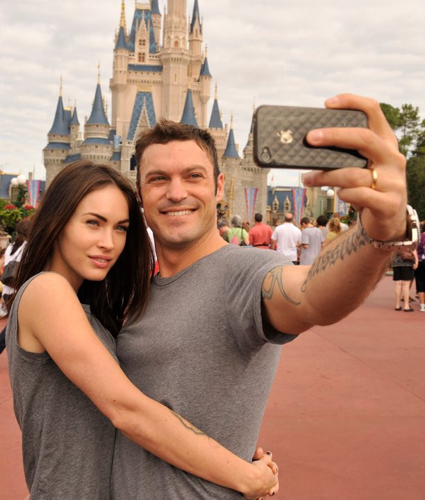 Megan Fox cùng chồng đi chơi Disneyland