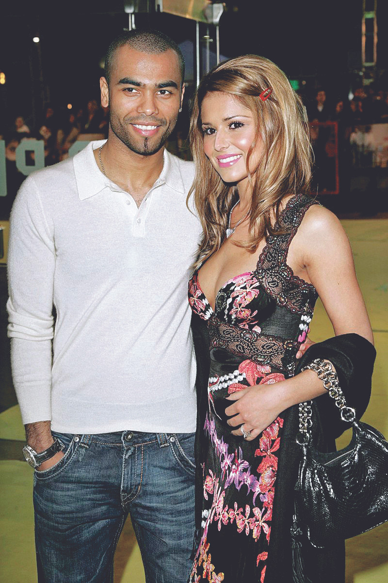 Ashley Cole, với nhiều vụ tình ái lăng nhăng, đã chia tay Cheryl 