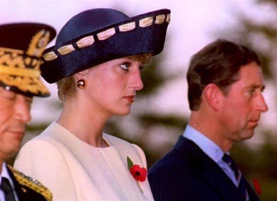 Công nương Diana lộng lẫy, thánh thiện trong bộ váy cưới trắng tinh khiết, hôm 29/7/1981 Mặc bộ Kimôno truyền thống của người Nhật trong chuyến thăm đầu tiên của công nương tới thành phố Kyoto năm 1986. Công nương Diana và cựu Đệ nhất phu nhân Barbara Bush sau khi họ cùng nhau uống cà phê buổi sáng ở Nhà Trắng hôm 5/10/1990 Cùng chồng tới thăm đài tưởng niệm Liệt sĩ Vô danh hôm 2/11/1992. Rực rỡ và đầy quyến rũ trong bộ váy ngắn màu đỏ cùng chiếc giày đỏ khi tới buổi dạ tiệc tại Paris, Pháp, hôm 25/9/1995. Chụp chung với chủ tạp chí Wasshington Post Katherine Graham, biên tập viên tờ Vogue Anna Wintour, và nhà tạo mẫu Ralph Lauren hôm 24/9/1996. Duyên dáng và nổi bật với bộ váy dài thướt tha màu xanh dương trong buổi lễ từ thiện ở Sydney, Australia hồi tháng 11/1996. Cá tính với quần thô và áo sơ mi thụng trắng tại một cuộc họp của Hội chữ thập đỏ Anh hồi tháng 1/1997.