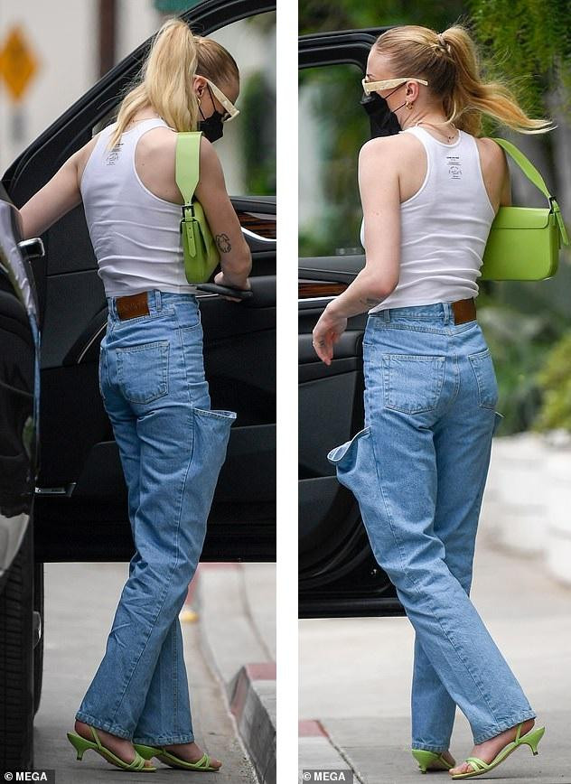 Đôi vợ chồng trẻ di chuyển bằng xe SUV màu đen, có tài xế riêng. Sau khi ăn trưa, họ đến Tây Hollywood Đôi vợ chồng trẻ di chuyển bằng xe SUV màu đen, có tài xế riêng. Sau khi ăn trưa, họ đến Tây Hollywood