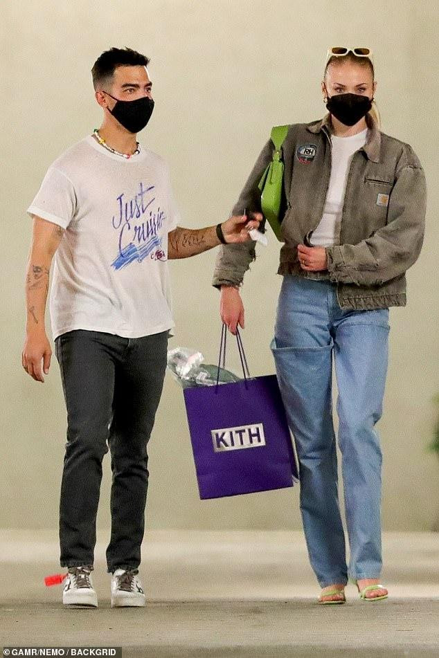 Lúc rời cửa hàng, em út nhà Jonas nhường áo khoác cho bà xã. Cặp đôi kết hôn năm 2019, hạ sinh con đầu lòng vào cuối tháng 7/2020. Lúc rời cửa hàng, em út nhà Jonas nhường áo khoác cho bà xã. Cặp đôi kết hôn năm 2019, hạ sinh con đầu lòng vào cuối tháng 7/2020.