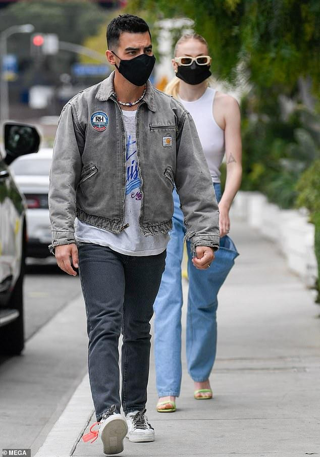 Hôm 21/4, cánh săn ảnh bắt gặp vợ chồng Sophie Turner và Joe Jonas đi ăn trưa tại San Vicente Bungalows ở Los Angeles. Cặp đôi mặc đồ giản dị với áo phông và quần jean, tuân thủ nghiêm túc quy định đeo khẩu trang. Hôm 21/4, cánh săn ảnh bắt gặp vợ chồng Sophie Turner và Joe Jonas đi ăn trưa tại San Vicente Bungalows ở Los Angeles. Cặp đôi mặc đồ giản dị với áo phông và quần jean, tuân thủ nghiêm túc quy định đeo khẩu trang.