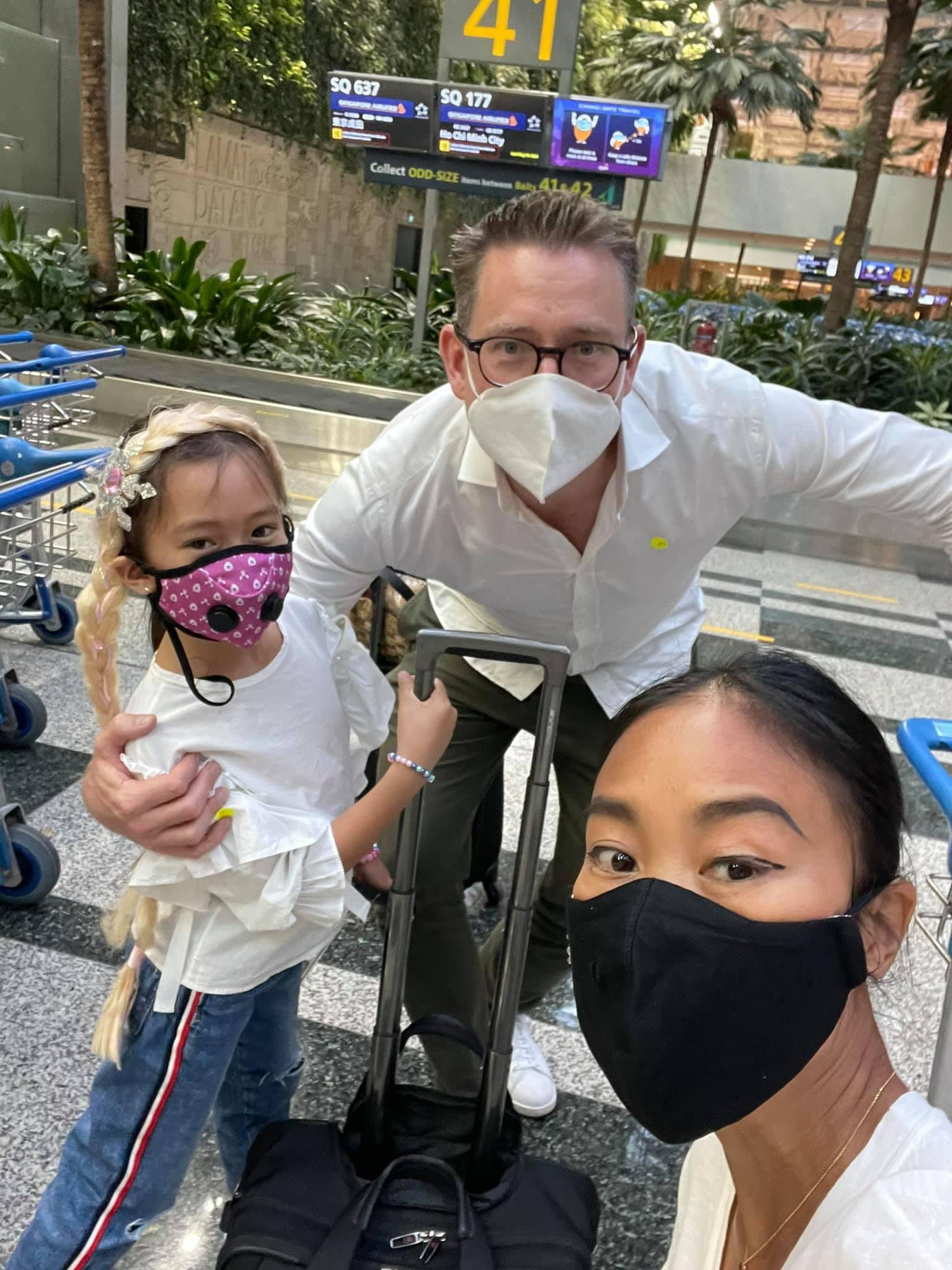 Gia đình Đoan Trang hạ cánh xuống sân bay ở Singapore an toàn. Gia đình Đoan Trang hạ cánh xuống sân bay ở Singapore an toàn.