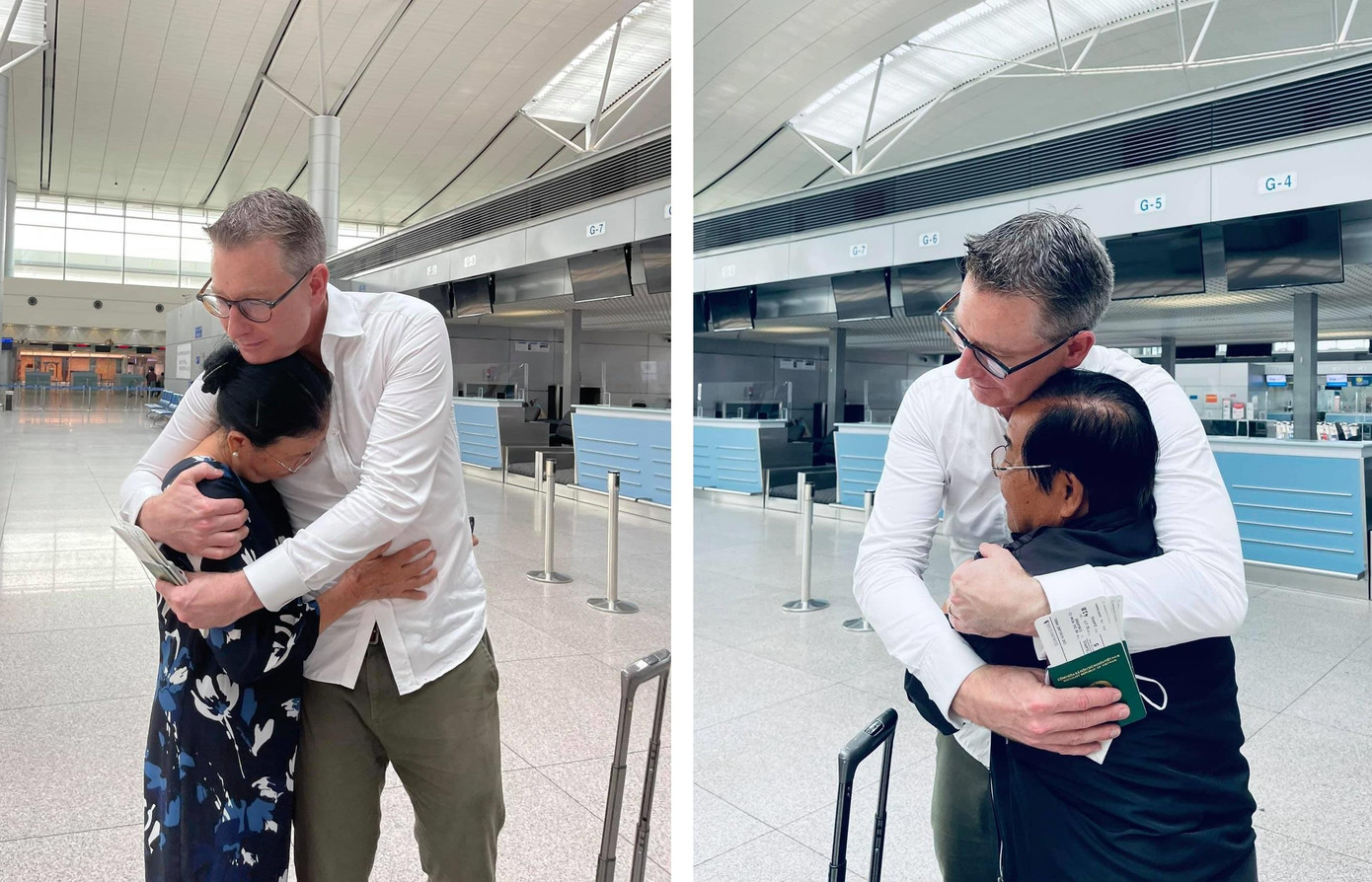 Chồng Tây của cô cũng bịn rịn ôm bố mẹ vợ. Chồng Tây của cô cũng bịn rịn ôm bố mẹ vợ.