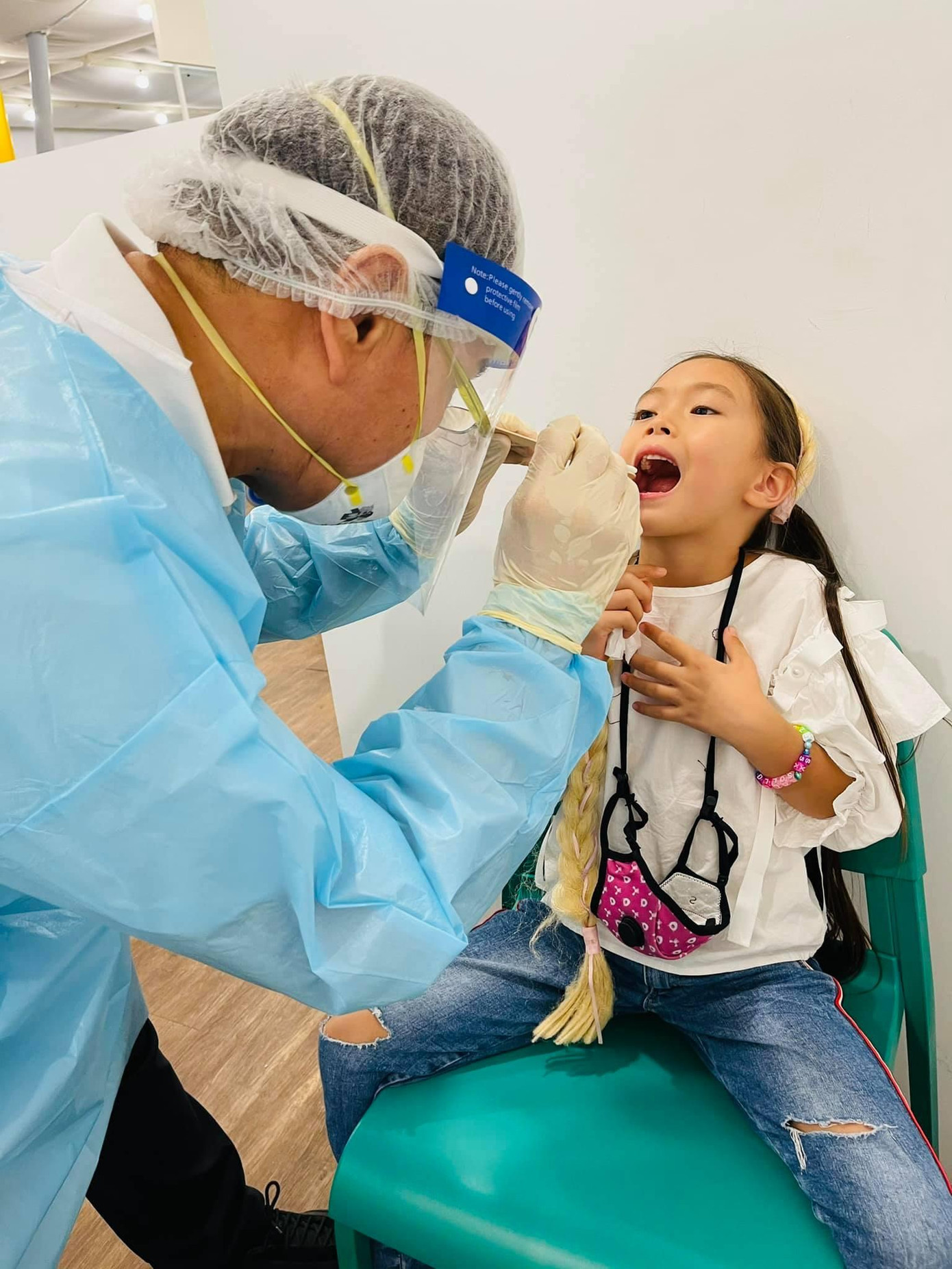 Họ được kiểm tra COVID-19 trước khi rời sân bay. Họ được kiểm tra COVID-19 trước khi rời sân bay.