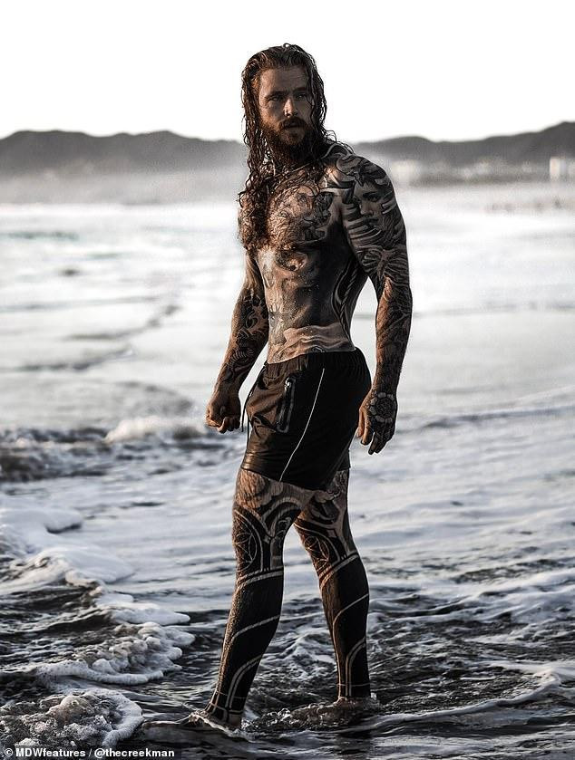 Creekman không còn tự ti về ngoại hình, còn chủ động gia nhập showbiz. Creekman không còn tự ti về ngoại hình, còn chủ động gia nhập showbiz.