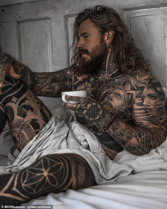 Anh chi gần 700 triệu đồng xăm kín từ cổ đến chân. Anh chi gần 700 triệu đồng xăm kín từ cổ đến chân.