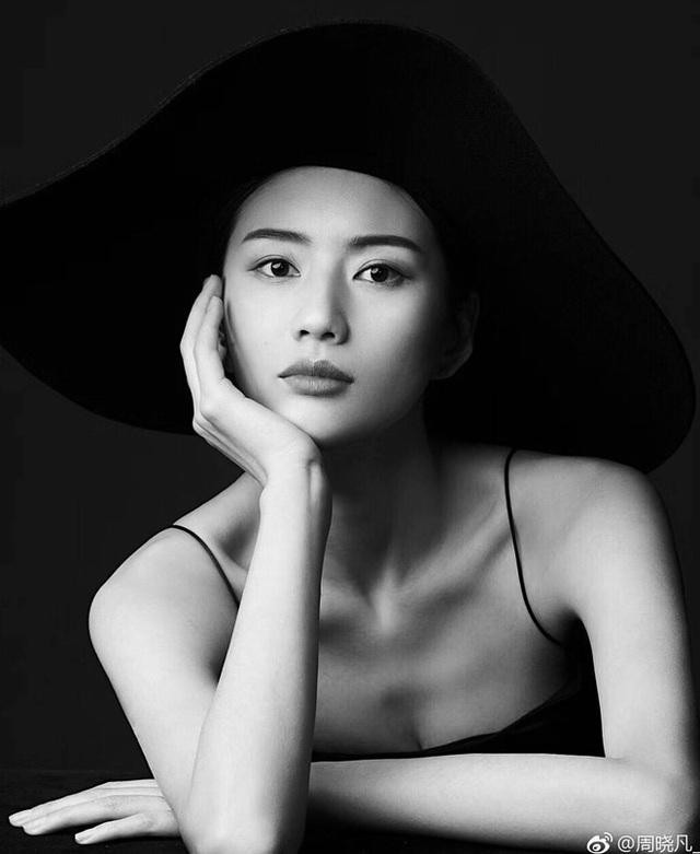 &quot;Phía trên vách núi&quot; là tác phẩm đầu tay của Chu Hiểu Phàm. Chưa rõ vai trò của cô trong phim, nhưng dựa theo poster, nhiều khả năng cô thuộc phe đối lập với 4 đặc công chính.