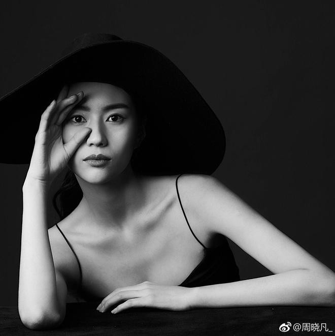 Sau Lưu Hạo Tồn, Lưu Hiểu Phàm là &quot;Mưu nữ lang&quot; mới nhất ra mắt công chúng. Cô nhận được sự chú ý từ dân mạng Trung Quốc nhờ ngoại hình sắc sảo và khí chất lạnh lùng đúng kiểu &quot;cường nữ&quot; (chỉ những cô gái mạnh mẽ).