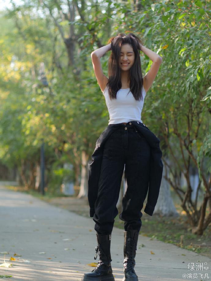 Phi Phàm cao 1m70 nặng 48kg, có phong cách đời thường năng động, khỏe khoắn. Cô cũng yêu thích thể thao.