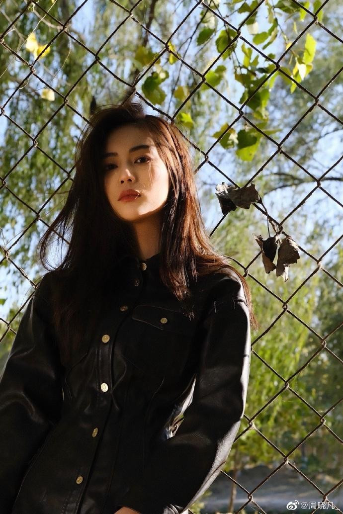 Do chưa có hoạt động nổi bật trong showbiz, thông tin về người đẹp rất ít ỏi. Theo Sohu, cô là một trong 10 &quot;nữ thần&quot; của Học viện Điện ảnh Bắc Kinh, được mệnh danh là &quot;hoa khôi giảng đường Bắc Điện&quot;.