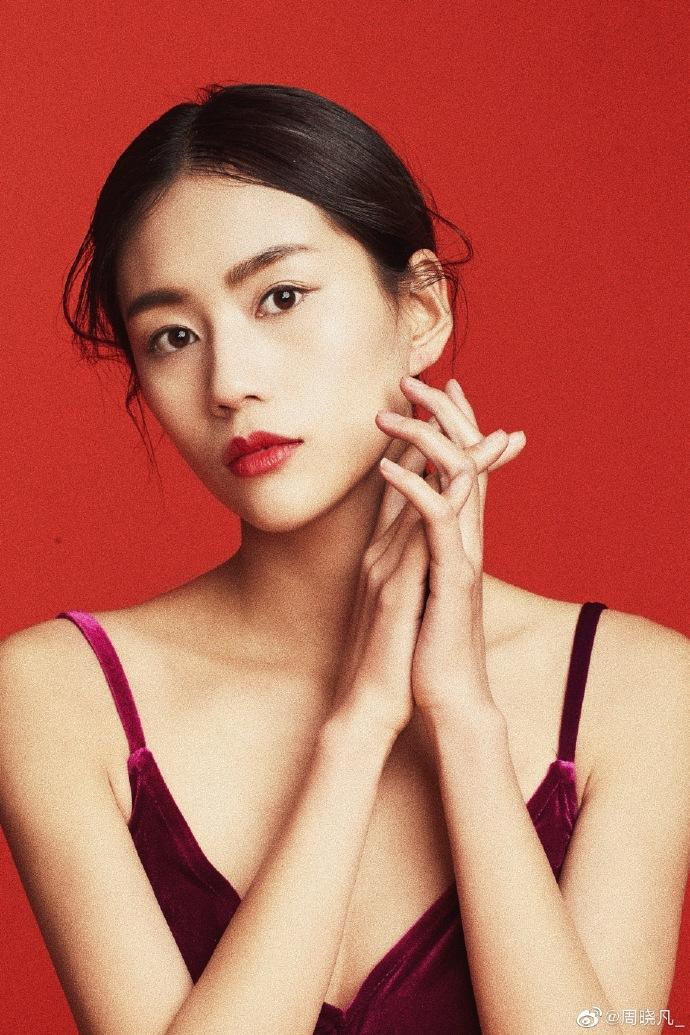 Phi Phàm, tên thật là Chu Hiểu Phàm, sinh năm 1999, vẫn đang là sinh viên của Học viện Điện ảnh Bắc Kinh. Theo Sohu, cô sinh ra ở thành phố Thanh Đảo, tỉnh Sơn Đông, Trung Quốc.