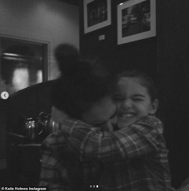 Katie Holmes chia sẻ loạt ảnh chưa từng công khai về Suri. Katie Holmes chia sẻ loạt ảnh chưa từng công khai về Suri.